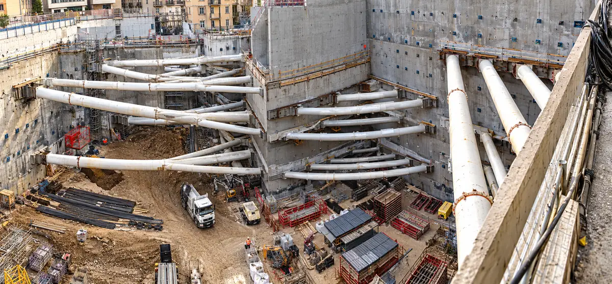 Fouille butonnée en site urbain : parois, lits de butons et engins en fond de fouille